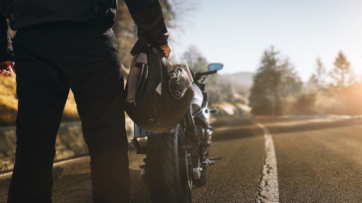 Cuando conduce una motocicleta, ¿Que se debe tener en cuenta?
